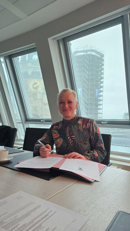 Andrea Pfeifer Geschäftsführerin bei LAN-COM-East besiegelt den neuen Namen beim Notar.