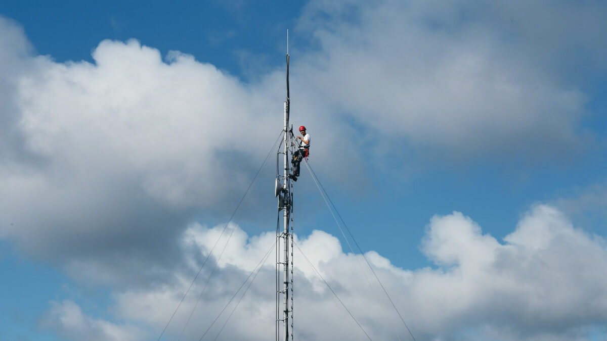 Unser Azubi für IT-System-Elektronik auf einem Sendemast für Richtfunk.