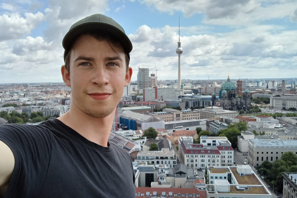 Quereinstieg IT: Ben über den Dächern Berlins als Industriekletterer.