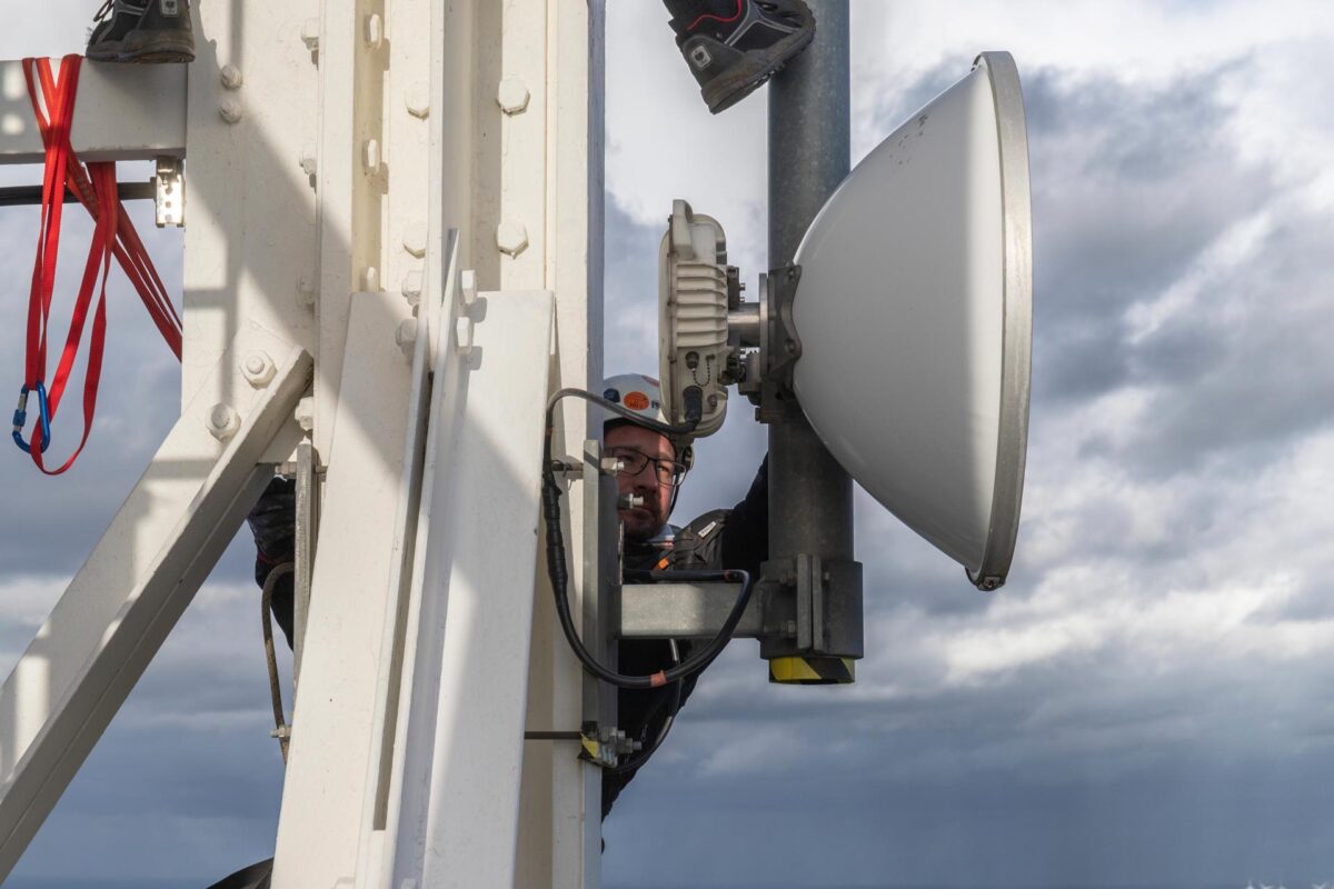 Installation einer Richtfunkantenne für einen Unternehmenskunden durch LAN-COM-East