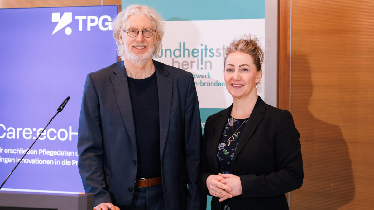 Digitale Gesundheitsversorgung: Sabinę Nowagk gemeinsam mit dem Roger Sturm von der Gesundheitsstadt Berlin.