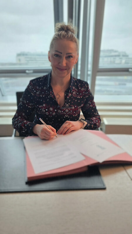 Sabine Nowagk Geschäftsführerin bei LAN-COM-East beschließt mit ihrer Schwester den neuen Firmennamen beim Notar.